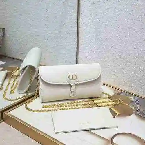 El bolso de cadena está hecho de piel de vaca original importada, con una bolsa de regalo de entrega
