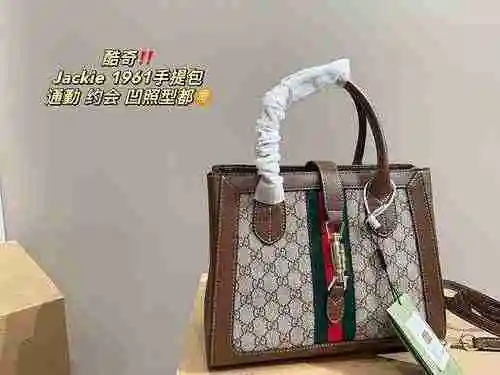 El bolso está hecho de material de lona importado, con una bolsa de regalo de entrega de alta calida