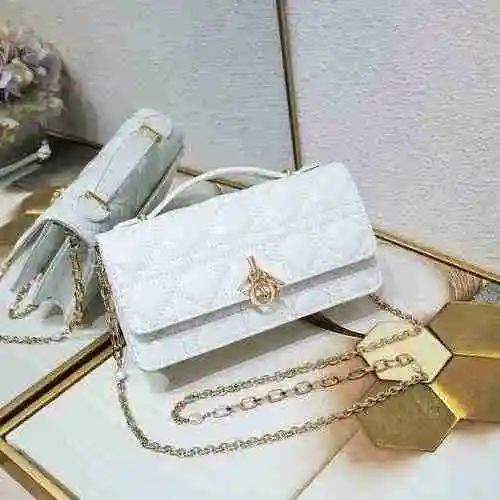 El bolso de cadena está hecho de piel de vaca original importada, con una bolsa de regalo de entrega