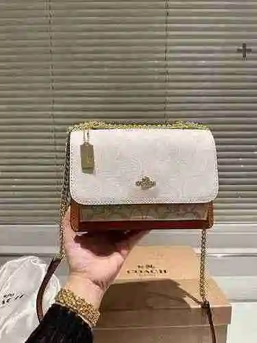 El bolso de cadena está hecho de piel de vaca original importada, con una bolsa de regalo de entrega
