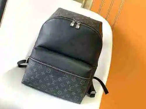 La mochila para hombre está hecha de material de lona importado de primer nivel y una versión réplic