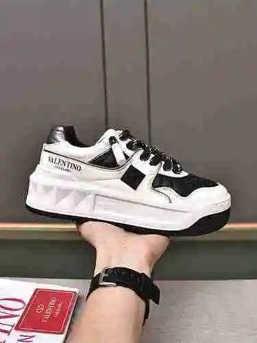 Valentino Pareja Código: 0704C80 Talla: Mujer 35-40, Hombre 38-44 (personalizado para 45 46)