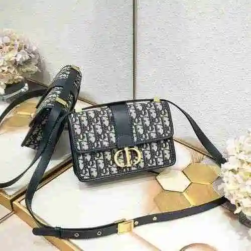 El bolso cruzado está hecho de piel de vaca original importada, con una bolsa de regalo de entrega d
