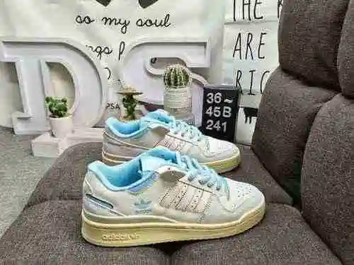 241DAdidas Forum 84 Zapatillas casual de moda, versátiles y de corte bajo. Basado en la apariencia d