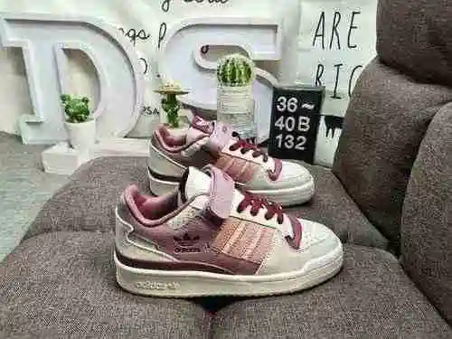 132DAdidas Forum 84 Low Zapatillas deportivas informales, versátiles y de caña baja. Basado en la ap