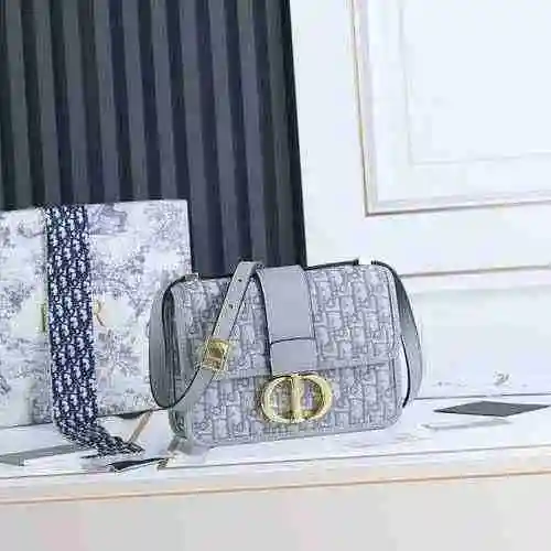 El bolso cruzado está hecho de piel de vaca original importada, con una bolsa de regalo de entrega d