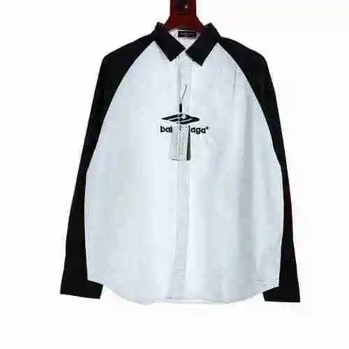 Camisa de manga larga con letras bordadas en blanco y negro con patchwork de panda