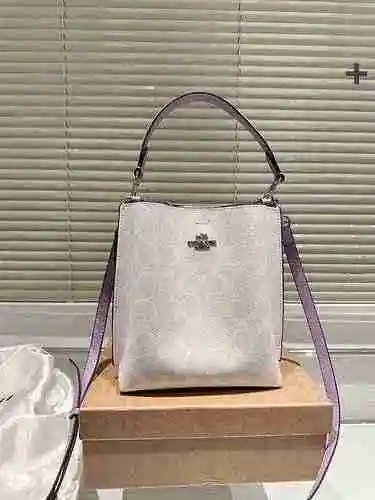 El bolso tipo cubo está hecho de piel de vaca original importada, con una bolsa de regalo de entrega