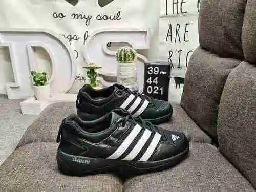 El zapato de exterior para hombre 021D DAROGA TWO 13 S.RDY está diseñado para brindar una sensación 