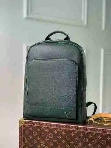 La mochila para hombre está hecha de cuero original importado de primer nivel y una versión réplica 