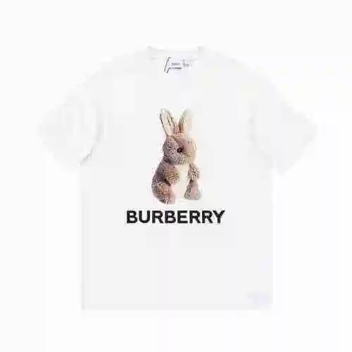 Camiseta de manga corta con cuello redondo y estampado de ardilla de dibujos animados de Burberry&lt