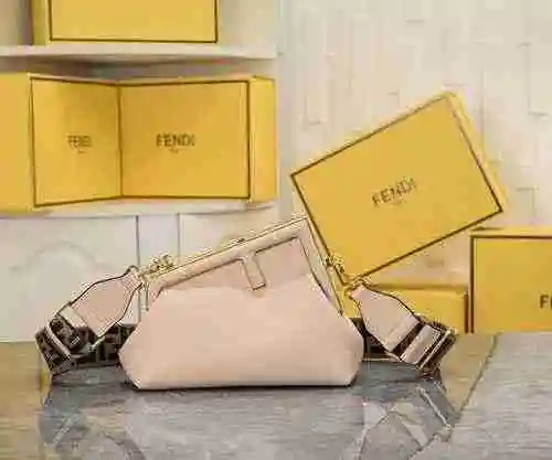 El bolso cruzado está hecho de piel de vaca original importada, con una bolsa de regalo de entrega d
