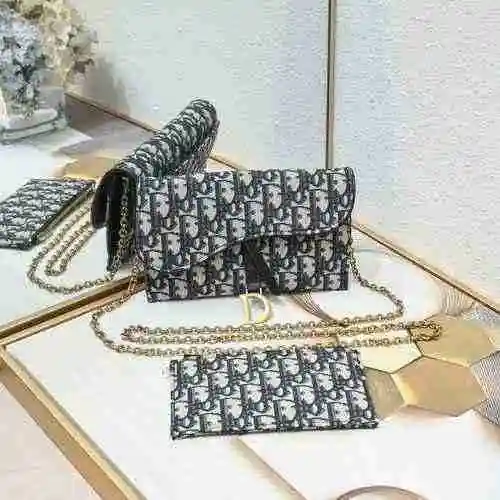 El bolso de cadena está hecho de piel de vaca original importada, con una bolsa de regalo de entrega
