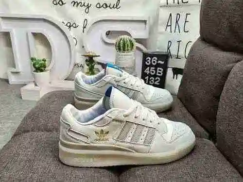 132DAdidas Forum 84 Low Zapatillas deportivas informales, versátiles y de caña baja. Basado en la ap