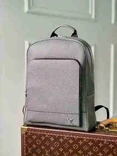 La mochila para hombre está hecha de cuero original importado de primer nivel y una versión réplica 