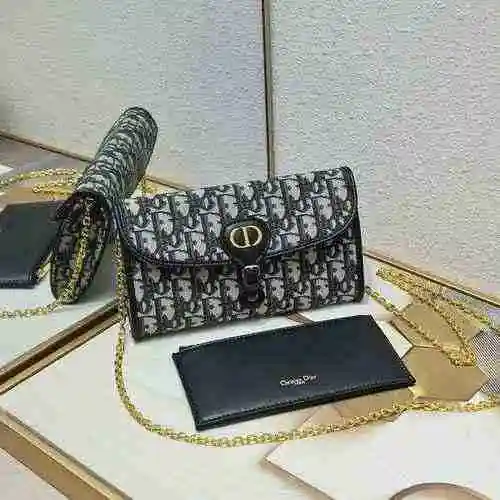 El bolso de cadena está hecho de piel de vaca original importada, con una bolsa de regalo de entrega