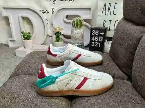 321D adopts a combination of soft fiber cow cut leather and imported mercerized pig leather upper ma