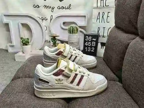 132DAdidas Forum 84 Low Zapatillas deportivas informales, versátiles y de caña baja. Basado en la ap