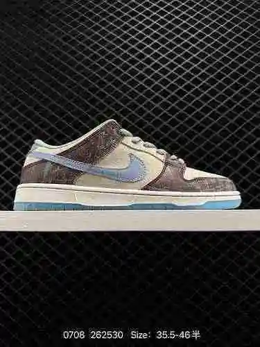El fondo borgoña hawaiano de 5 Crenshaw Skate Club x Nike SB Dunk Low y la textura verde menta crean