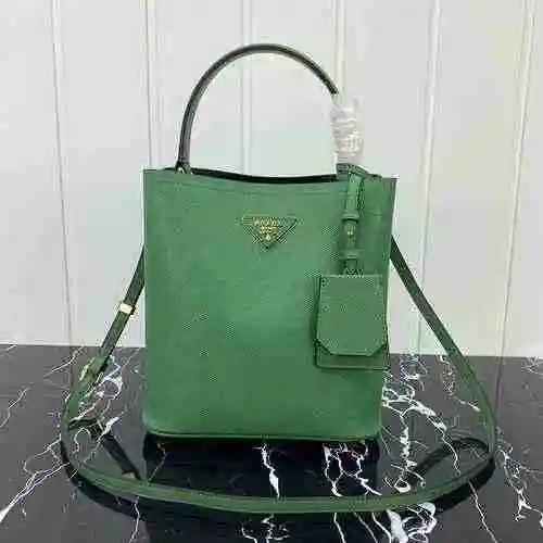 El bolso tipo cubo está hecho de piel de vaca original importada, con una bolsa de regalo de entrega