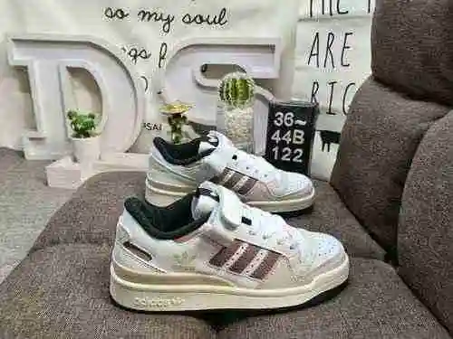122DAdidas Forum 84 Low Low top versatile trendy casual sneakers. Based on the appearance of vintage