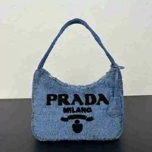 El bolso está hecho de material de felpa importado, con una bolsa de regalo de entrega de alta calid
