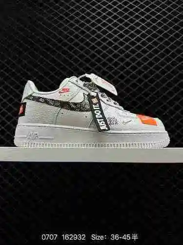 6 Air Force "Just Do It" El tono general de los zapatos de marca compartida es negro, con 