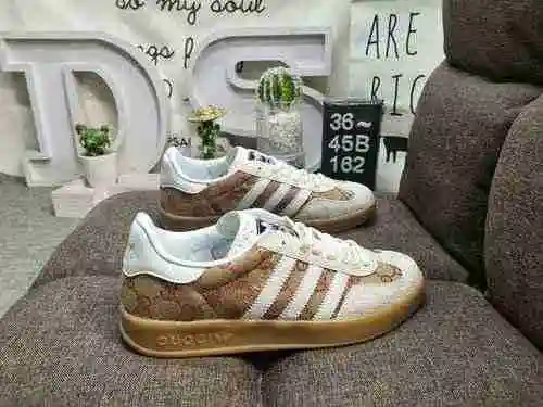 162D adopts a combination of soft fiber cow cut leather and imported mercerized pig leather upper ma