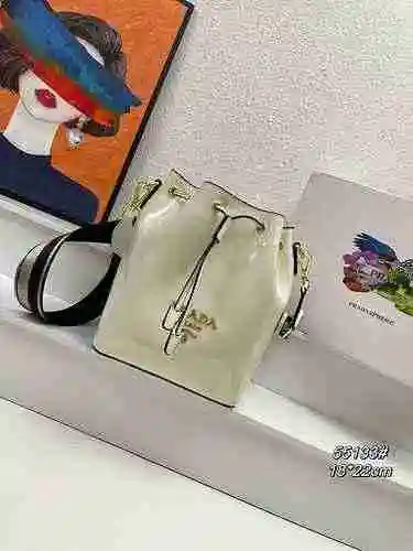 El bolso tipo cubo está hecho de piel de vaca original importada, con una bolsa de regalo de entrega