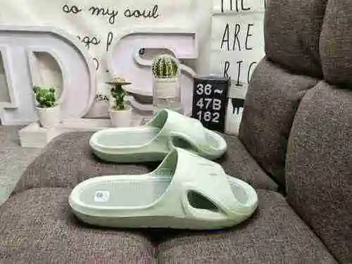 162D Adidas SuperStar Slide sports slippers. Adi slippers have a Velcro closure on the upper for eas