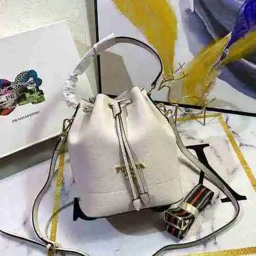 El bolso tipo cubo está hecho de piel de vaca original importada, con una bolsa de regalo de entrega