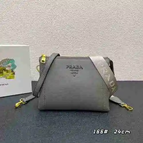 El bolso bandolera está hecho de piel de vaca original importada, con una bolsa de regalo de entrega