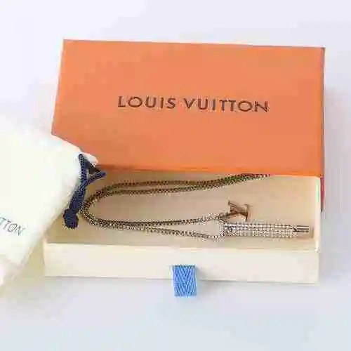 Collar con forma de silbato con incrustaciones de cristal de 1V