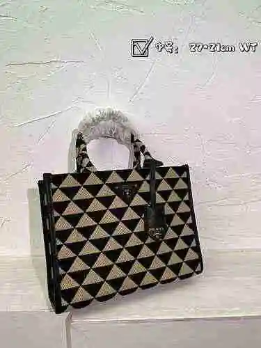 El bolso está hecho de tela original importada con una bolsa de regalo de entrega de alta calidad. T