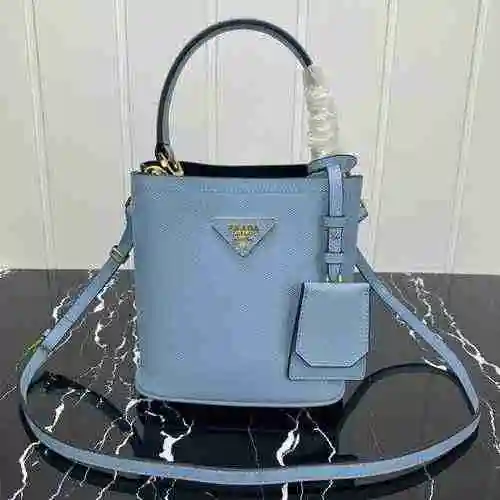 El bolso tipo cubo está hecho de piel de vaca original importada, con una bolsa de regalo de entrega