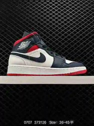 Las zapatillas Nike AIR JORDAN MID AJ cuentan con una zapatilla de baloncesto retro casual con un di