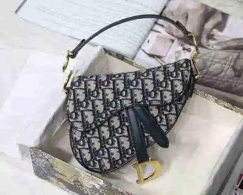 La alforja está hecha de piel de vaca original importada, con una bolsa de regalo de entrega de alta