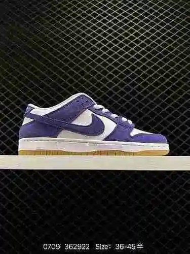El Nike SB Dunk Low Pro Grey Gum está hecho de gamuza morada para la parte superior, combinado con u