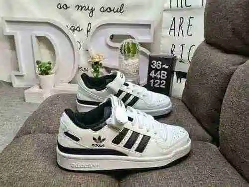 122DAdidas Forum 84 Low Low top versatile trendy casual sneakers. Based on the appearance of vintage