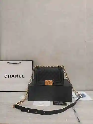 El bolso de cadena está hecho de piel de vaca original importada, con una bolsa de regalo de entrega