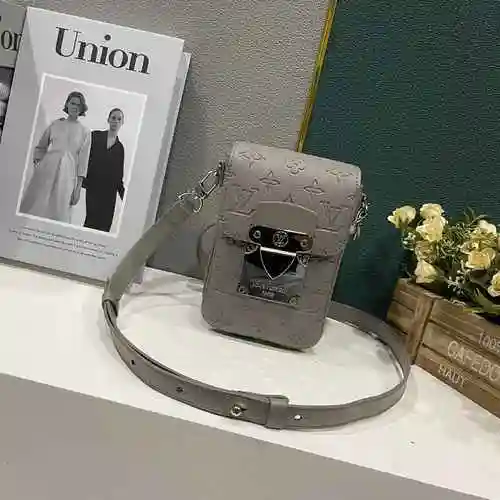 La bolsa para teléfono móvil exclusiva para hombres está hecha de material de lona importado, con un