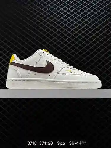 La zapatilla casual Nike Court Borough de corte bajo, versátil y transpirable presenta un diseño clá