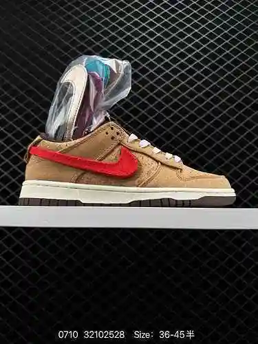 La colección de zapatos de críquet Nike SB Zoom Dunk Low es una zapatilla casual clásica y versátil 