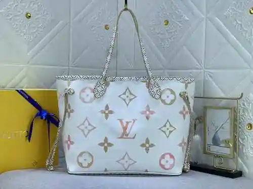 El bolso está hecho de material de lona importado, con una bolsa de regalo de entrega de alta calida
