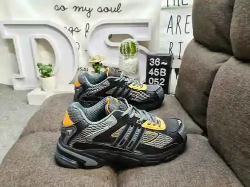 052D] Men's and women's shoes are made in a true half size system # Original last development versio