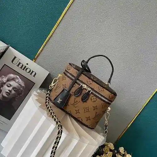 La bolsa de maquillaje está hecha de material de lona importado, con una bolsa de regalo de entrega 