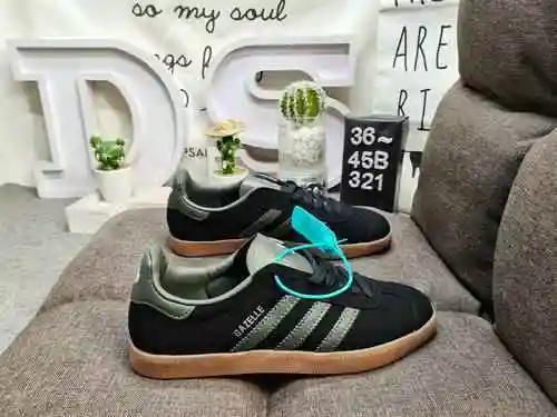 321D adopts a combination of soft fiber cow cut leather and imported mercerized pig leather upper ma