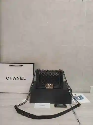 El bolso de cadena está hecho de piel de vaca original importada, con una bolsa de regalo de entrega