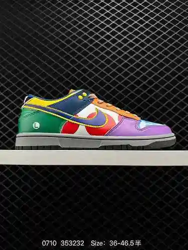 La colección de zapatos de críquet Nike SB Zoom Dunk Low es una zapatilla casual clásica y versátil 