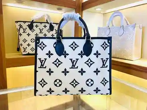 El bolso está hecho de material de lona importado, con una bolsa de regalo de entrega de alta calida